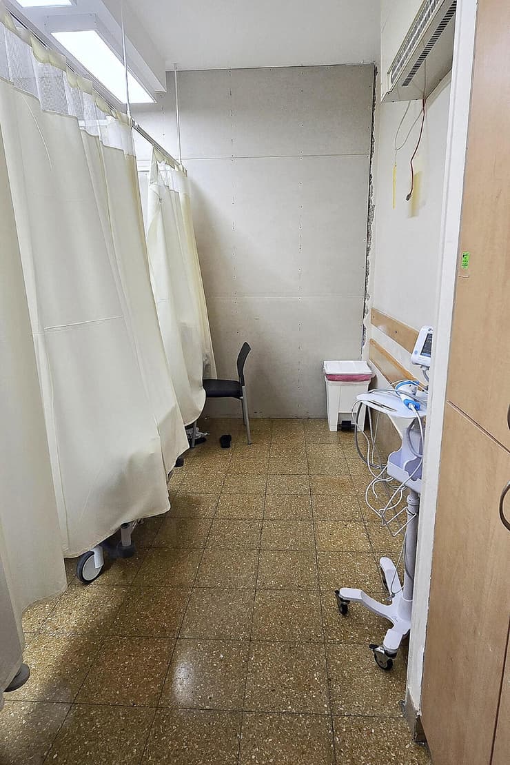 אשפוז במחלקה פנימית בבית החולים סורוקה. לוחות גבס אטומים במקום חלונות