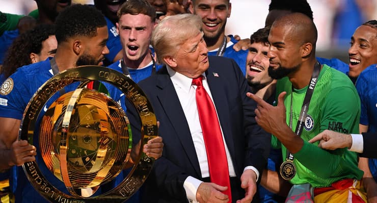 טראמפ עם שחקני צ'לסי על המגרש, אחרי הזכייה בגביע העולם למועדונים, 14 ביולי