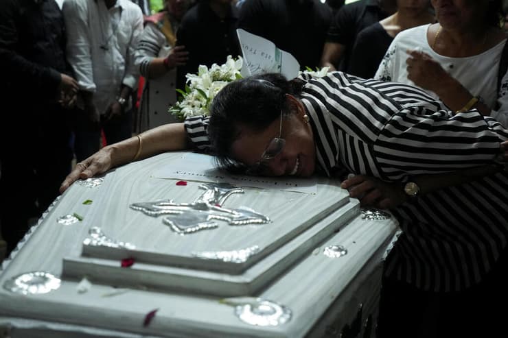 מחפשים שעיר לעזאזל? הלווייתו במומבאי של טייס המשנה קלייב קונדר, בחודש שעבר (צילום: REUTERS/Hemanshi Kamaniע) הלווייתו ב מומבאי של טייבס המשנה קלייב קונדר במומבאי 19 ביוני אחרי התרסקות מטוס דרימליינר 787 של אייר אינדיה ב אחמדאבד הודו