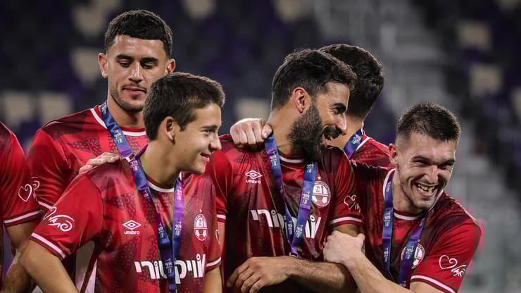 שחקני באר-שבע חוגגים את הזכייה באלוף האלופים