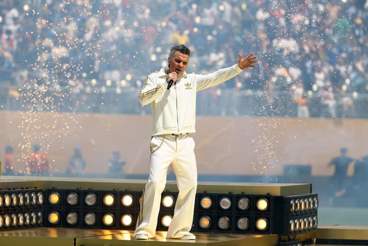 רובי וויליאמס במהלך הופעת המחצית הגרנדיוזית (צילום: REUTERS/Kai Pfaffenbach) רובי וויליאמס במהלך הופעת המחצית הגרנדיוזית