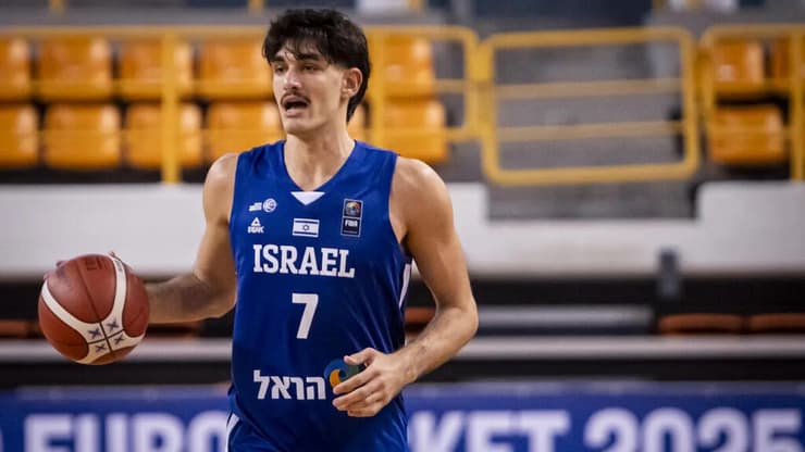 "היו לנו משחקים לא קלים". מיכאלי (צילום: אתר פיב"א) שחקן נבחרת העתודה של ישראל אלון מיכאלי