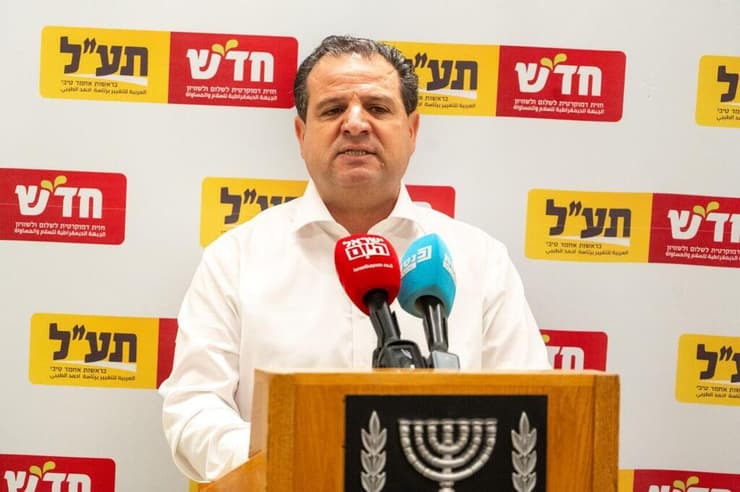 איימן עודה בפתח ישיבת הסיעה של חד"ש תע"ל