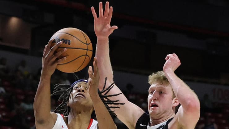 וולף מנסה לעצור את טרה ג'ונסון מהוויזארדס (צילום: Ethan Miller / GETTY IMAGES NORTH AMERICA / AFP) וולף מנסה לעצור את טרה ג'ונסון מהוויזארדס