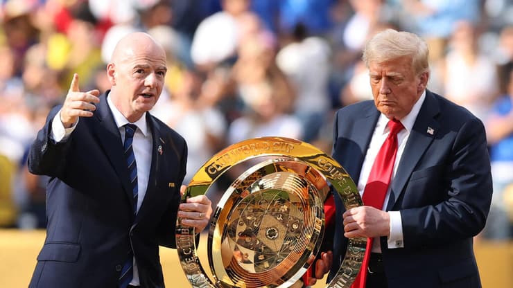נשיא ארה"ב דונלד טראמפ עם גביע מונדיאל המועדונים