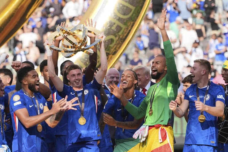 שחקני צ'לסי מניפים את גביע העולם למועדונים