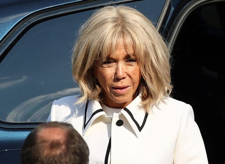 מצטרפת למישל אובמה וג'סינדה ארדרן כקורבן של תאוריות קונספירציה. הגברת מקרון (צילום: REUTERS/Gonzalo Fuentes) צרפת בריז'יט מקרון חגיגות יום הבסטיליה