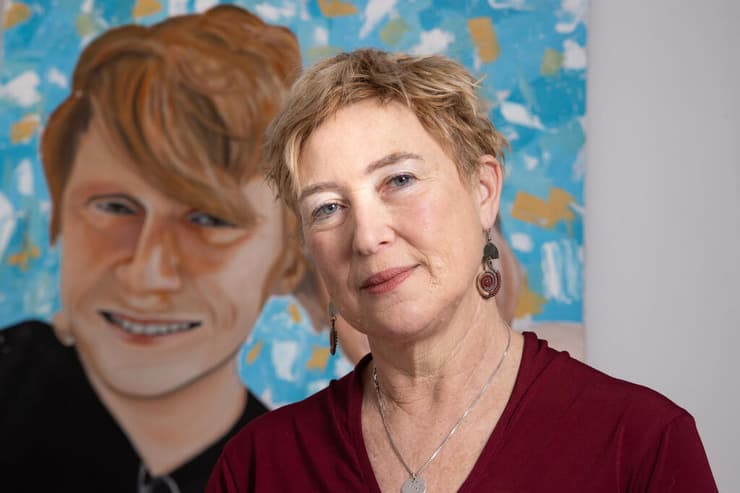 איריס חיים לצד ציור של בנה יותם. "אני מנכיחה אותו כל הזמן" (צילום: אלכס קולומויסקי) איריס חיים