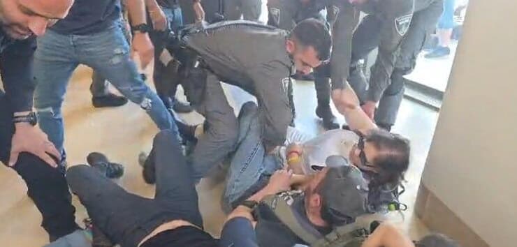 מאבטחים מנסים לפנות מפגינים בתוך משרד המשפטים