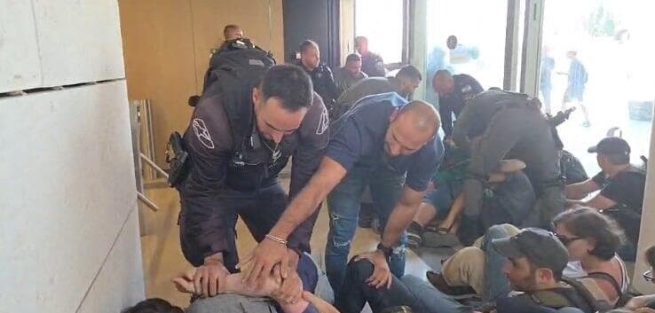 מאבטחים מנסים לפנות מפגינים בתוך משרד המשפטים
