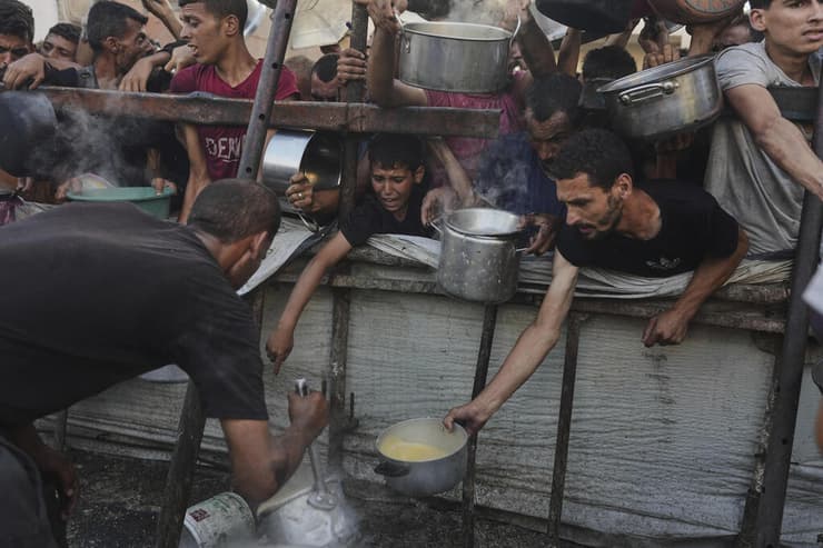 "עכשיו הם בכלא חמאס". חלוקת אוכל ברצועה (צילום: AP Photo/Jehad Alshrafi) עזה