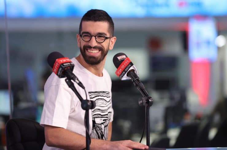 חנן בן ארי. מעריץ שרוף שלו (צילום: ירון ברנר) חנן בן ארי