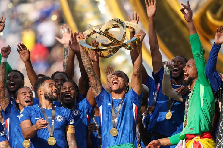 שחקני ת'לסי מניפים את התואר