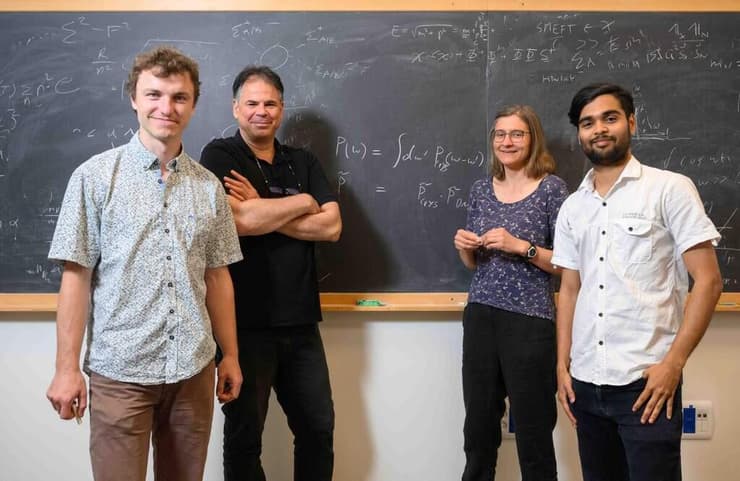 מימין: צייטניה פרנג'פה, ד״ר פיונה קירק, פרופ' גלעד פרז וד"ר וולפראם רצינגר (צילום: מסע הקסם המדעי, מכון ויצמן למדע) מימין: צייטניה פרנג'פה, ד״ר פיונה קירק, פרופ' גלעד פרז וד"ר וולפראם רצינגר