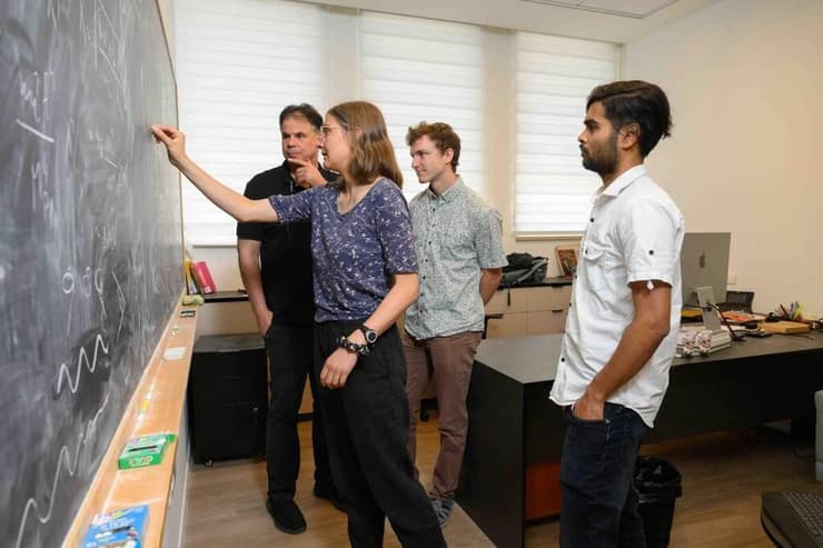 מימין: פרנג'פה, ד״ר רצינגר, ד"ר קירק ופרופ' פרז. שיתוף פעולה בין ניסיונאים מעולם הקוונטים, אנשי פיזיקה גרעינית ותיאורטיקאים של חלקיקים (צילום: מסע הקסם המדעי, מכון ויצמן למדע) מימין: פרנג'פה, ד״ר רצינגר, ד"ר קירק ופרופ' פרז. שיתוף פעולה בין ניסיונאים מעולם הקוונטים, אנשי פיזיקה גרעינית ותיאורטיקאים של חלקיקים