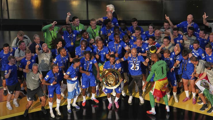 שחקני צ'לסי מניפים את גביע העולם למועדונים