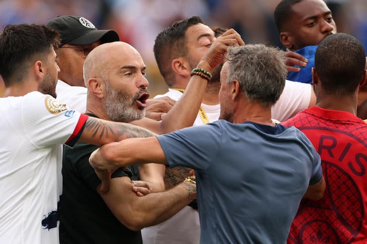 לואנס אנריקה ומארסקה במהלך המהומה על כר הדשא