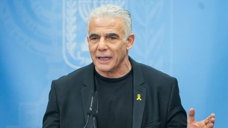 יאיר לפיד בפתח ישיבת הסיעה