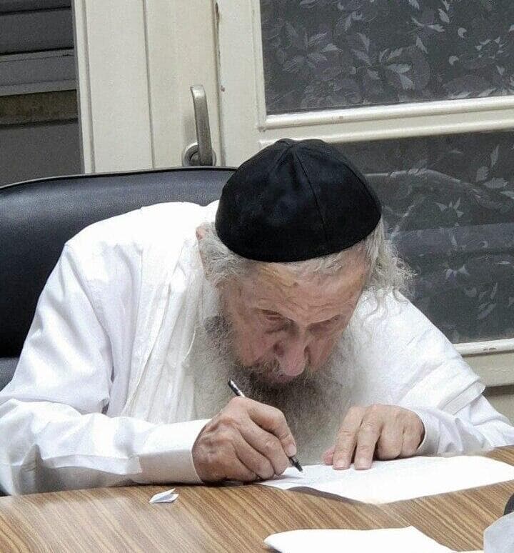הרב לנדו מנסח את המכתב