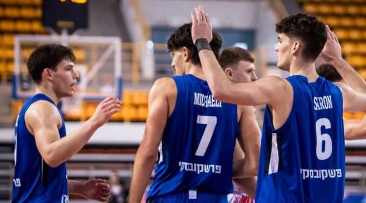 שחקני נבחרת העתודה חוגגים