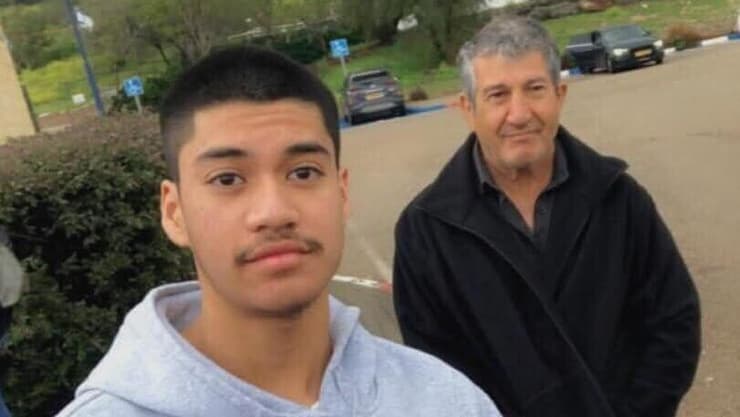 סמ"ר שהם מנחם עם אביו (צילום: מתוך פייסבוק) סמ"ר שהם מנחם עם שמוליק מנחם