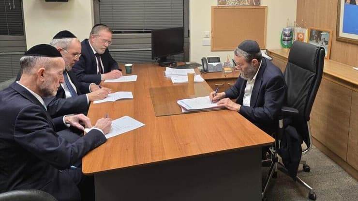 דגל התורה חברי דגל התורה חותמים על מכתב ההתפטרות מהממשלה