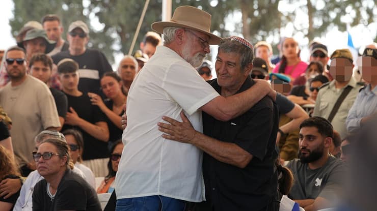 המ"פ של אביו של סמ"ר שהם מנחם ז"ל, זאב פרל, בהלווייתו