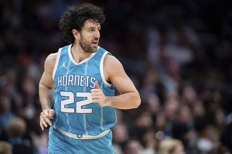 לא הצליח למצוא את מקומו ב-NBA. מיציץ' במדי שארלוט (צילום: AP Photo/Jacob Kupferman) מיציץ' במדי שארלוט בעונה שעברה