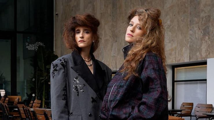 האחיות אלונה ודניאלה צור (צילום: שיר לוסקי) האחיות צור, מותג האופנה Seestarz