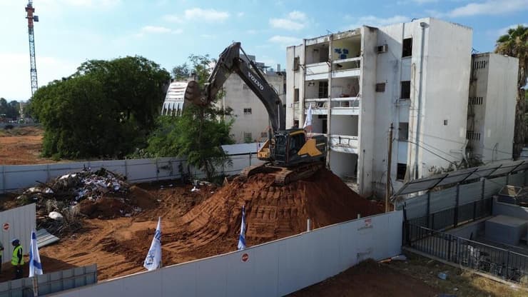 הריסת מבנה ישן בהוד השרון במסגרת התחדשות עירונית של חברת מצלאוי (צילום: שלומי דבש) הריסת מבנה ישן בהוד השרון במסגרת התחדשות עירונית של חברת מצלאוי
