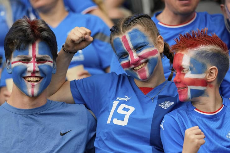 אוהדי נבחרת איסלנד במשחק מול שווייץ