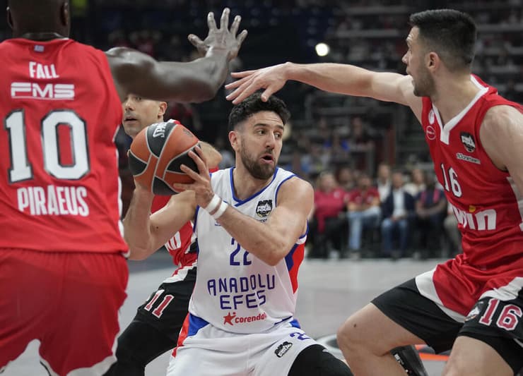 מיציץ' מול שחקני אולימפיאקוס בפיינלפור היורוליג 2022