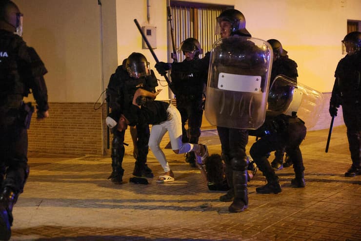 צילום: רויטרס/REUTERS/Violeta Santos Moura ספרד מהומות בעיירה טורה פאצ'קו עימותים בין מהגרים מרוקאים לפעילי ימין קיצוני