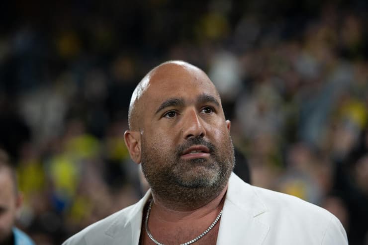 הכניס את היד לכיס. ברק אברמוב (צילום: אלכס קולומויסקי) ברק אברמוב