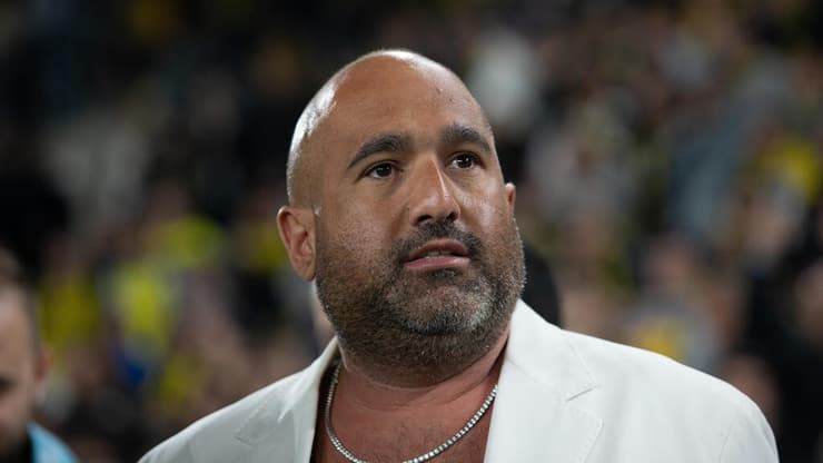 פתח את הכיס. אברמוב (צילום: אלכס קולומויסקי) ברק אברמוב