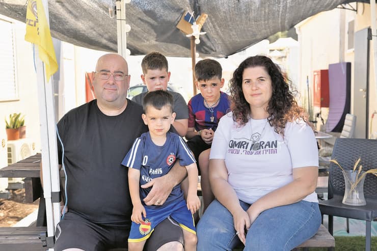 משפחת אדלר. ניצלו בגלל שהמחבלים הרסו את מנגנון הבריח של הדלת (צילום: שרון צור) משפחת אדלר במשמר העמק