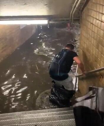 ארה"ב ניו יורק שיטפונות ב רכבת תחתית