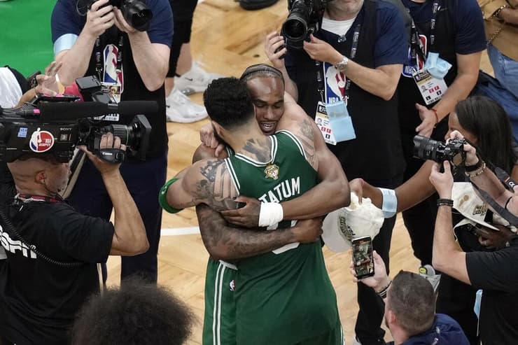 אושיי בריסט חוגג אליפות עם ג'ייסון טייטום