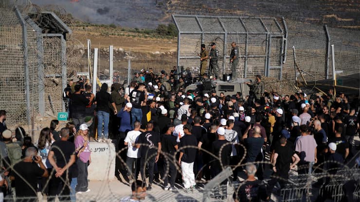 פריצת הגדר לסוריה. מאות הושבו, המאמצים נמשכים (צילום: Jalaa MAREY / AFP) דרוזים רמת הגולן פורצים את הגבול ל סוריה בצל חשש לאחיהם ב סווידא א-סווידא