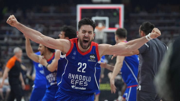 רעידת אדמה. ואסיליה מיציץ' (AP Photo/Darko Vojinovic) שחקן אנאדולו אפס ואסיליה מיציץ'