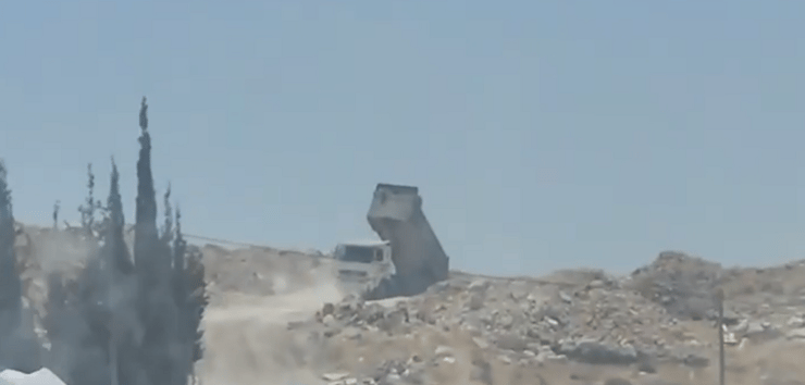 הנהג משליך פסולת במקום אסור (צילום: דוברות המשטרה) המשאית אחריה בוצע המרדף על ידי פקחי עיריית ירושלים, בעת השלכת הפסולת