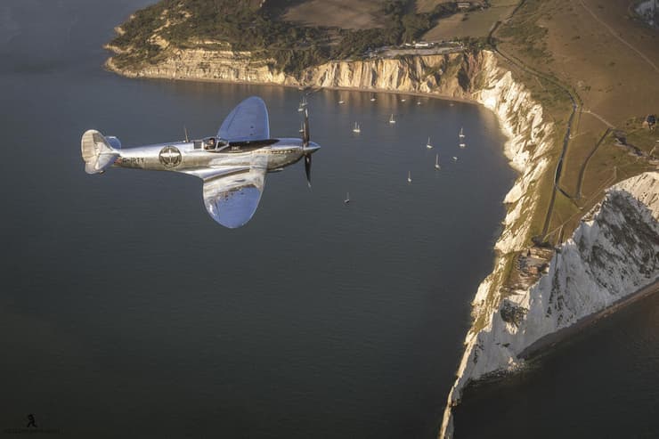 ג׳ים סקופילד מטיס את הספיט הכסוף, שנלחם בנאצים והקיף את העולם ומדגמן לנו קלאסה אווירית מהי