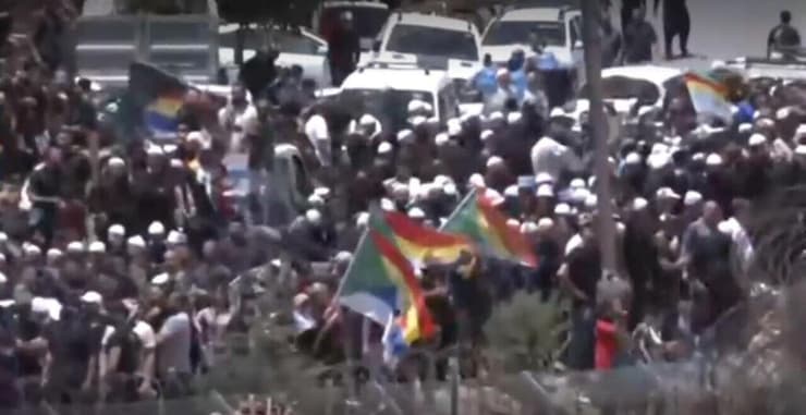 צעירים דרוזים מנסים להסתער על שער מג'דל שמס