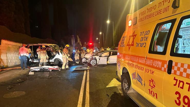 צילום: תיעוד מבצעי מד"א 10 פצועים בתאונה בין שני כלי רכב בחיפה