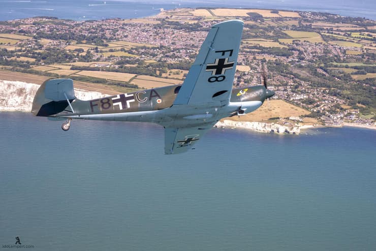 מטוס מסרשמידט 108 פונה בחדות לכיוון החוף