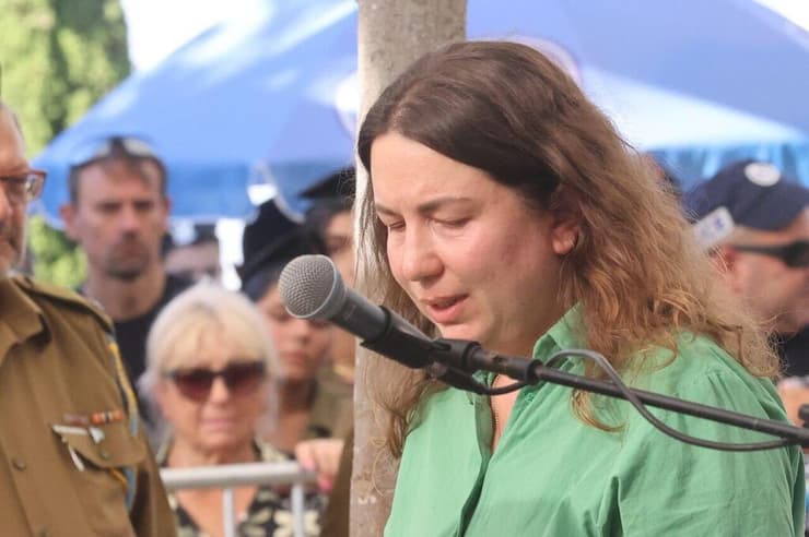 "תסלח לי, בבקשה". האמא אנה בלוויה (צילום: מוטי קמחי) הלווייתו של סמל יולי פקטור ז"ל