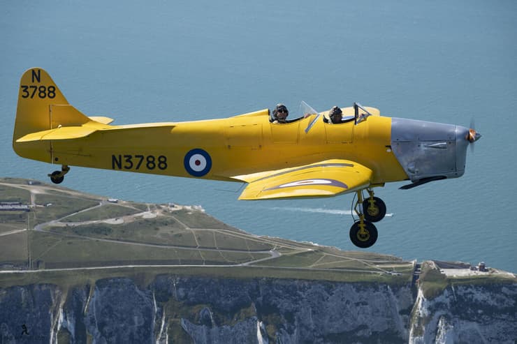 מטוס MAGISTER אולי חסר את האגרסיביות של חבריו לאירוע אבל נראה שהחבר'ה נהנים שם למעלה