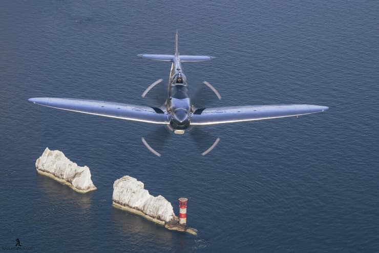 ספיטפייר טס לנקודת מפגש לתרגול קרב אווירי