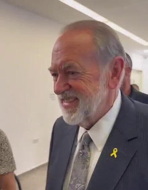 מייק האקבי מגיע למשפט נתניהו