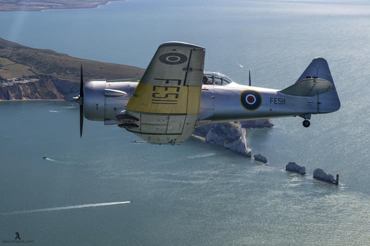 טוס ההרווארד שימש כמטוס אימונים עיקרי מסיים את היום ופונה לנחיתה